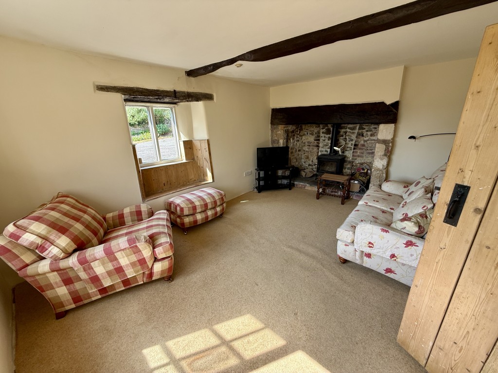 Lot: 90 - SPACIOUS COTTAGE WITH GARDENS FOR UPDATING - Sitting room
